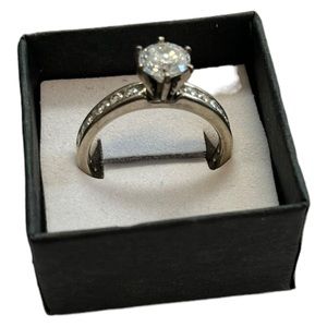 G DQ CZ Sterling Silver Engagement Ring Solotaire with Round Channel, Size 10